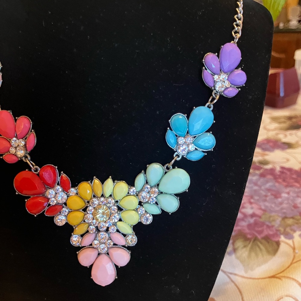 FLOWER NECKLACE ACRYLIC COLORS AND PRONG SET CRYSTAL RHINESTONES - Picture 5 of 7
